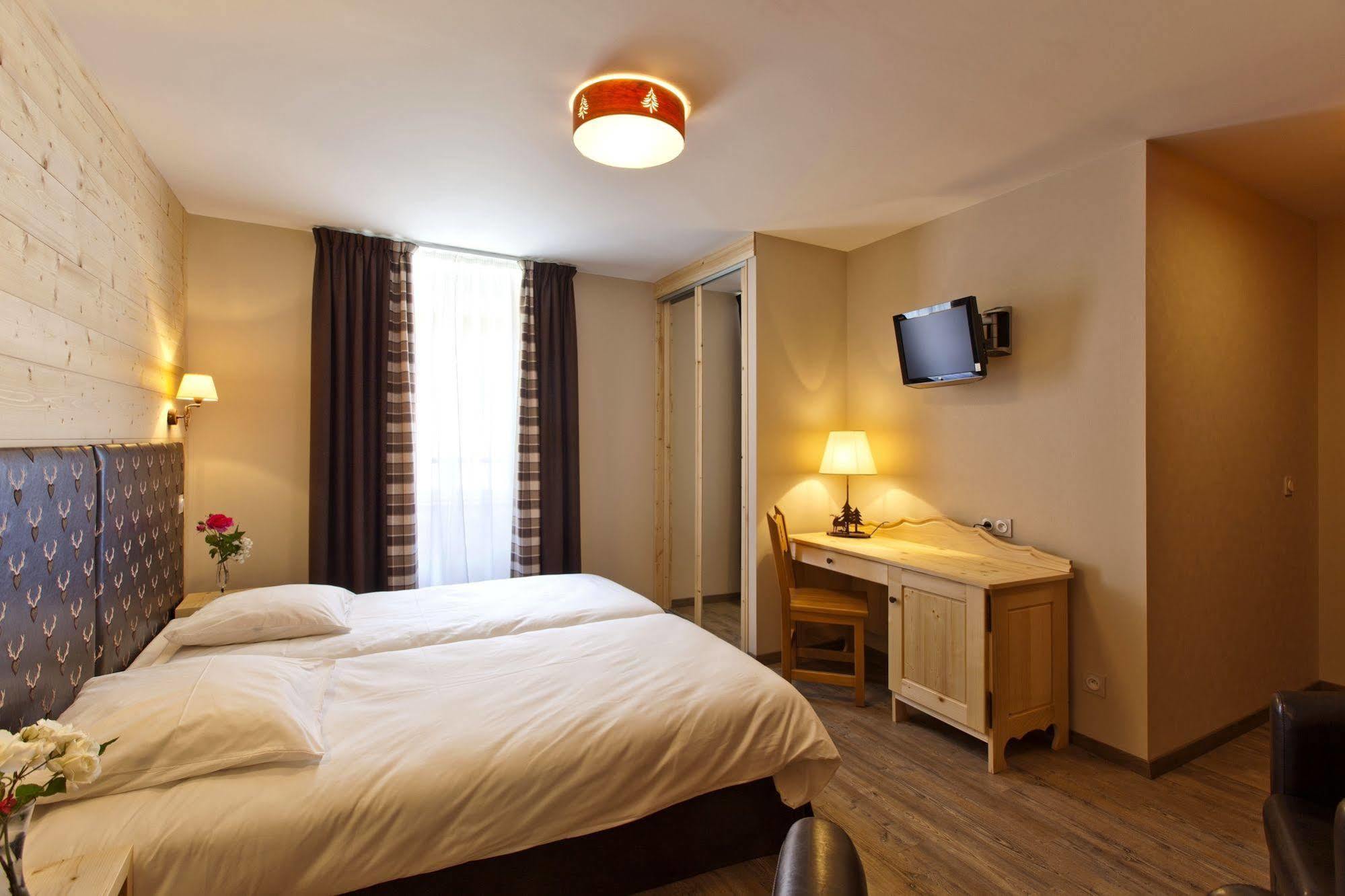 Logis Hotel Lbb - Les 2 Lacs Clairvaux-les-Lacs Exterior photo