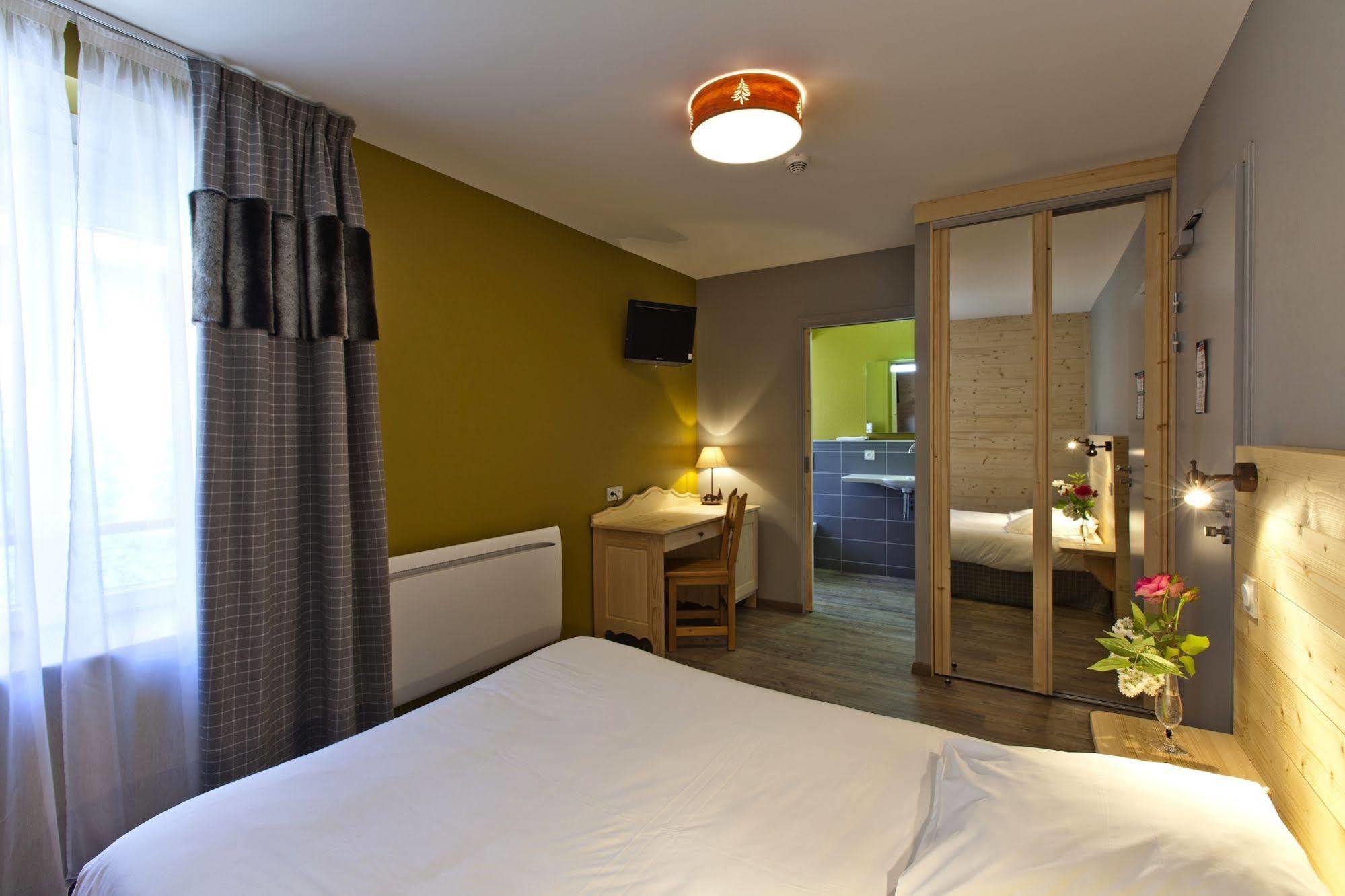 Logis Hotel Lbb - Les 2 Lacs Clairvaux-les-Lacs Exterior photo
